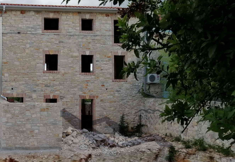 Kamena kuća s bazenom, Juršići.